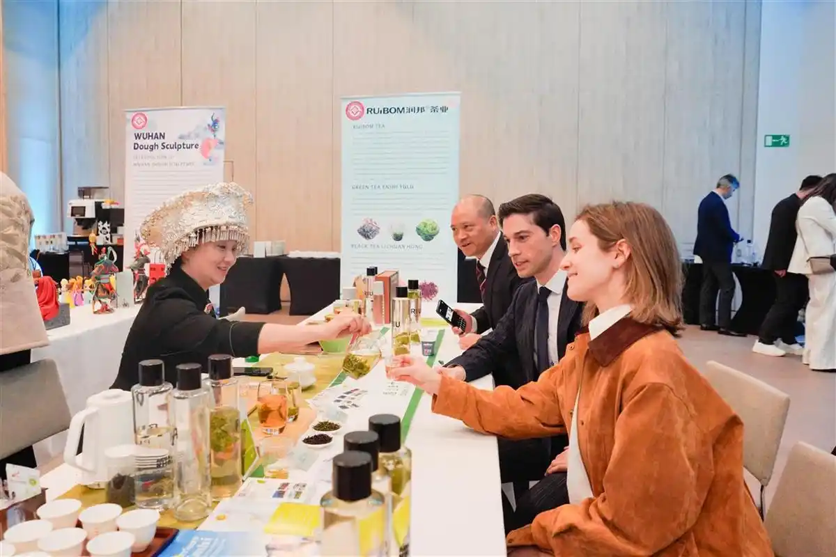 Hubei presenta su riqueza cultural y turística en Madrid